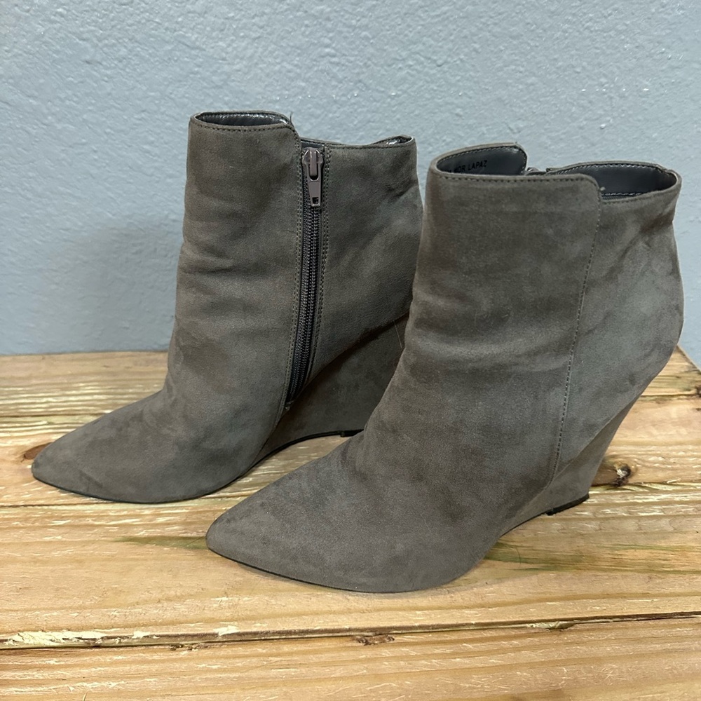 Nice dress boot, only worn a few times.